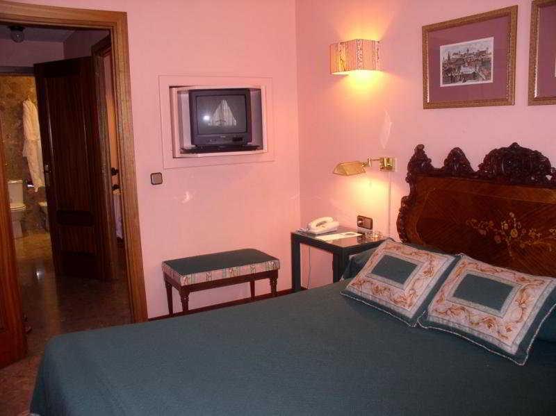 Foxa 25 Hotel Мадрид Стая снимка